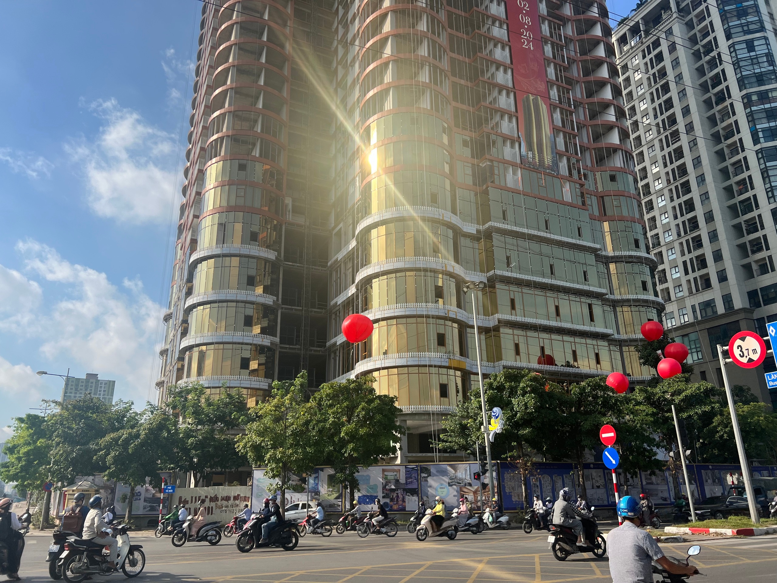 QMS Top Tower dát kính vàng chói mắt: Tiềm ẩn rủi ro- Ảnh 1.