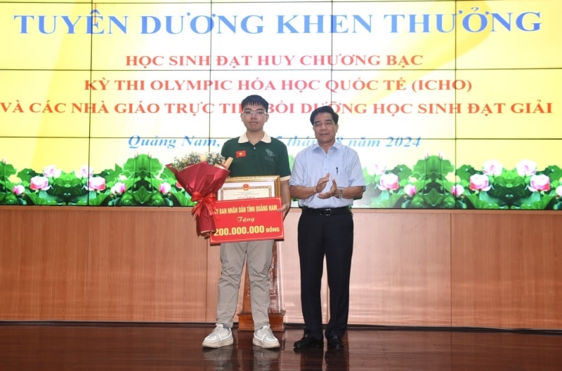 Chủ tịch UBND tỉnh Quảng Nam khen thưởng cho nam sinh đoạt HCB Olympic Hóa học. Ảnh Anh Sắc