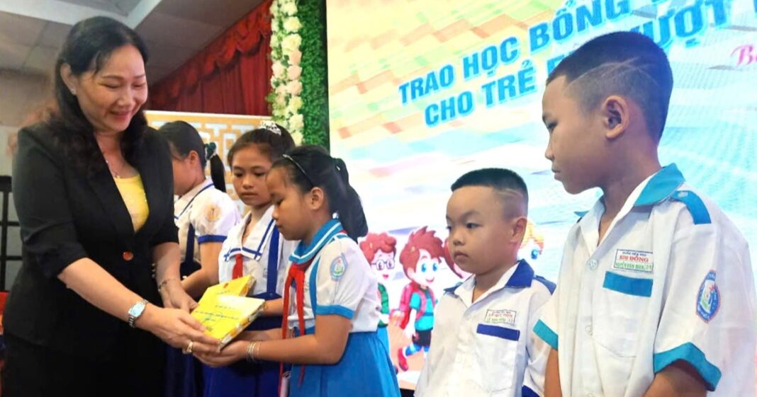 Quỹ Bảo trợ trẻ em trao hàng trăm suất học bổng đến học sinh khó khăn
