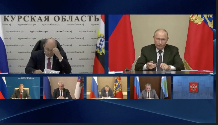 Quyền Thống đốc tỉnh Kursk, ông Alexei Smirnov (hàng trên, bên trái) báo cáo Tổng thống Vladimir Putin và các thành viên Hội đồng An ninh Liên bang Nga ngày 12-8-2024. Ảnh: TTXVN/Cắt từ clip của Reuters