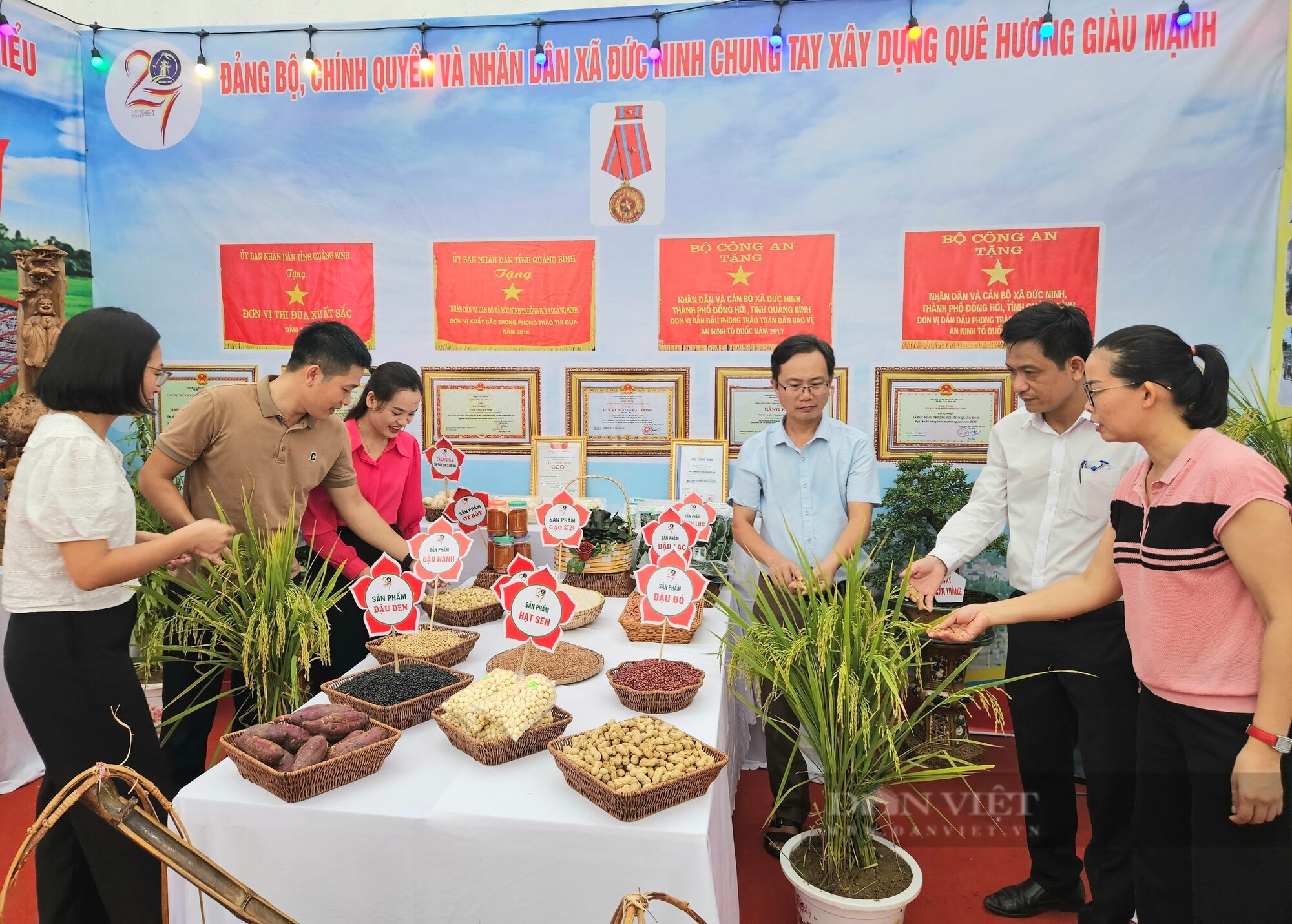 Hàng trăm sản phẩm OCOP trưng bày tại triển lãm kỷ niệm thành lập thành phố Đồng Hới (Quảng Bình) - Ảnh 1.