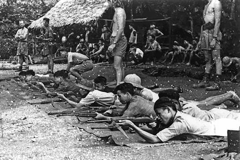 Các thành viên nhóm Con Nai huấn luyện du kích Việt Minh sử dụng súng M1 Carbine. (Ảnh tư liệu: KT).