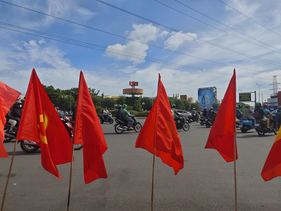 Tại vòng xoay Phú Lâm, cửa ngõ phía Tây TP Hồ Chí Minh đã rợp cờ đỏ và khẩu hiệu chào mừng Ngày lễ Quốc Khánh 2/9.