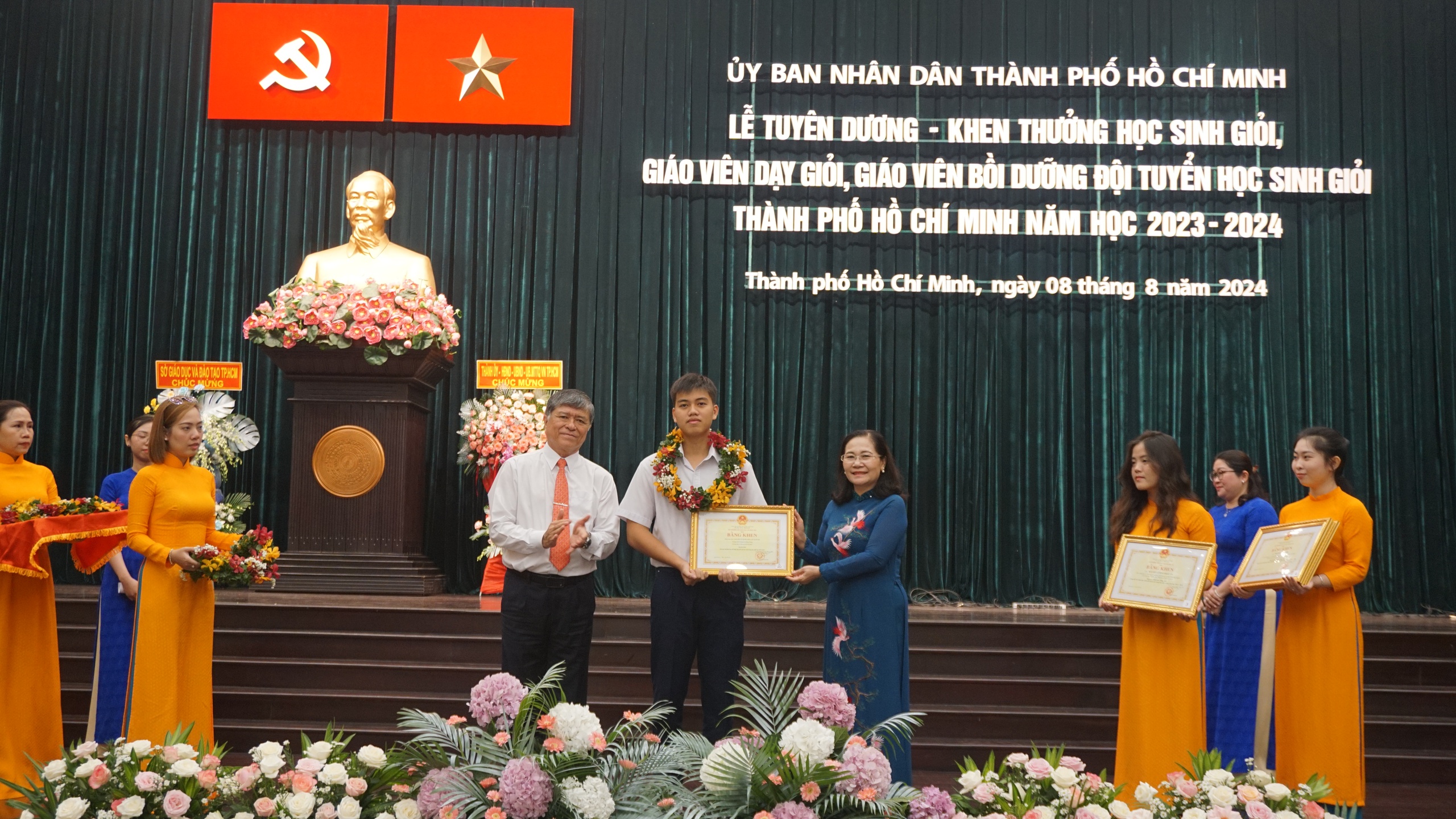 TP.HCM vinh danh, khen thưởng học sinh giỏi, giáo viên đạt thành tích cao- Ảnh 1.