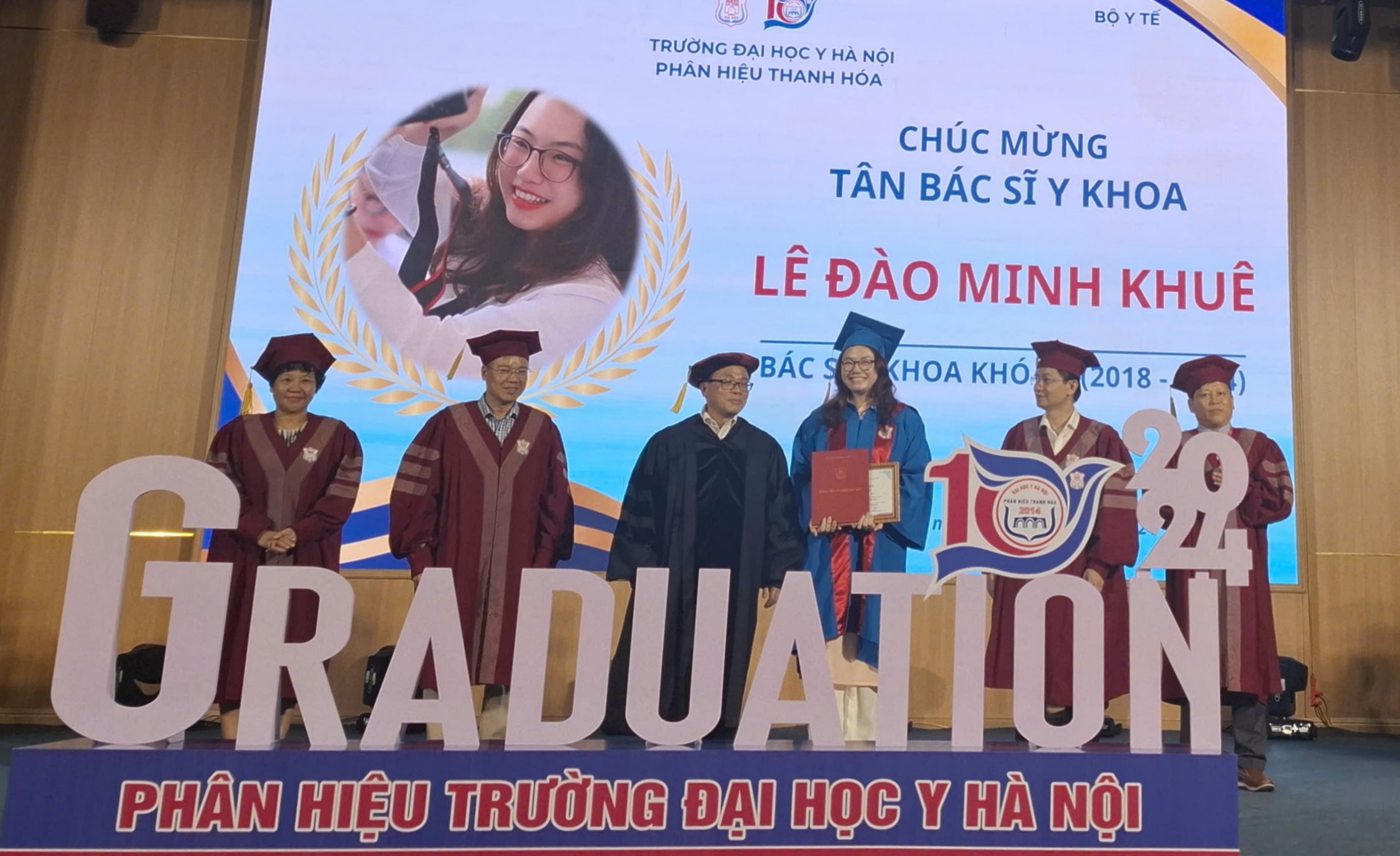 Tân bác sĩ chỉ đủ điểm đỗ đại học được vinh danh thủ khoa ngày tốt nghiệp- Ảnh 1.