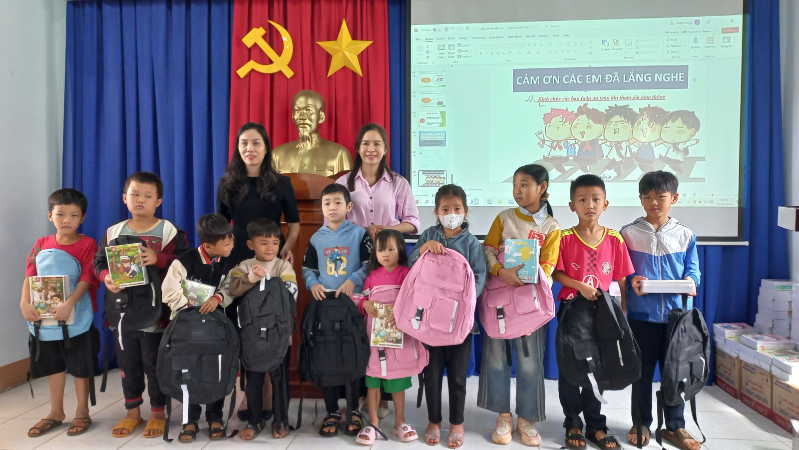 Đắk Nông: Tặng nhiều phần quà cho học sinh có hoàn cảnh khó khăn trước thềm năm học mới 2024-2025- Ảnh 7.