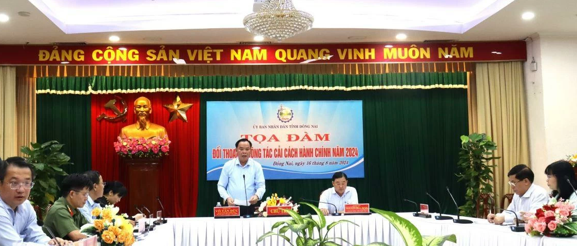 Phó bí thư Tỉnh ủy, Quyền Chủ tịch UBND tỉnh Võ Tấn Đức phát biểu tại toạ đàm - ảnh NGUYỆT HÀ