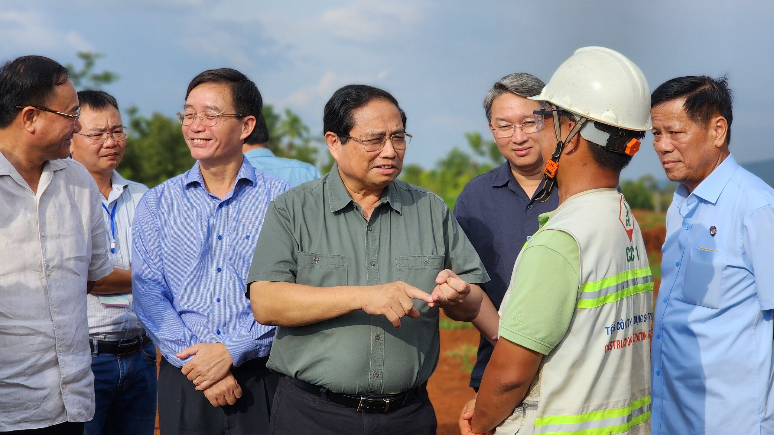 Thủ tướng khích lệ tinh thần thi công vượt khó trên cao tốc Khánh Hòa - Buôn Ma Thuột- Ảnh 1.