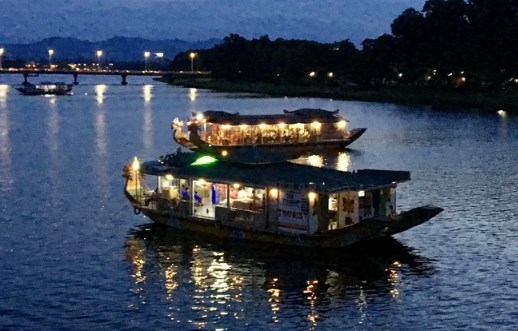 Thừa Thiên-Huế siết chặt quản lý biểu diễn Ca Huế trên sông Hương - Ảnh 1. Thừa Thiên-Huế siết chặt quản lý biểu diễn Ca Huế trên sông Hương - Ảnh 1.