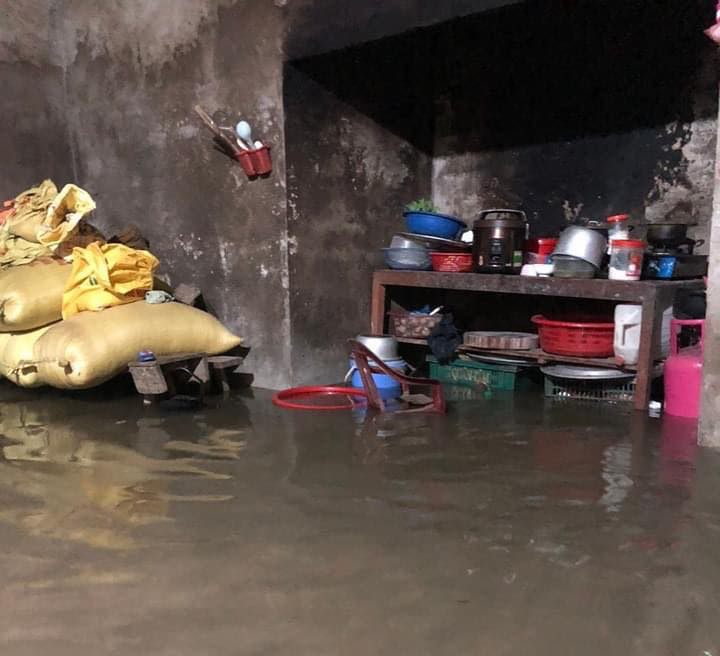 Thuỷ điện xả lũ ở Lào Cai, hạ du sông Chảy ngập nặng, nhà cửa chìm trong nước, đàn gà run lẩy bẩy- Ảnh 1. Thuỷ điện xả lũ ở Lào Cai, hạ du sông Chảy ngập nặng, nhà cửa chìm trong nước, đàn gà run lẩy bẩy- Ảnh 1.