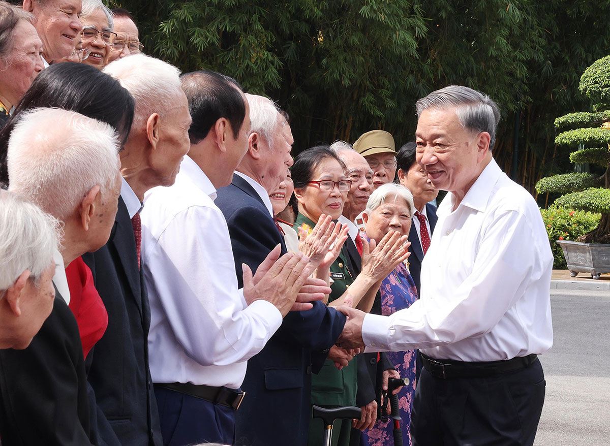 Tổng Bí thư, Chủ tịch nước Tô Lâm gặp thân mật cán bộ từng trực tiếp phục vụ Bác Hồ -0