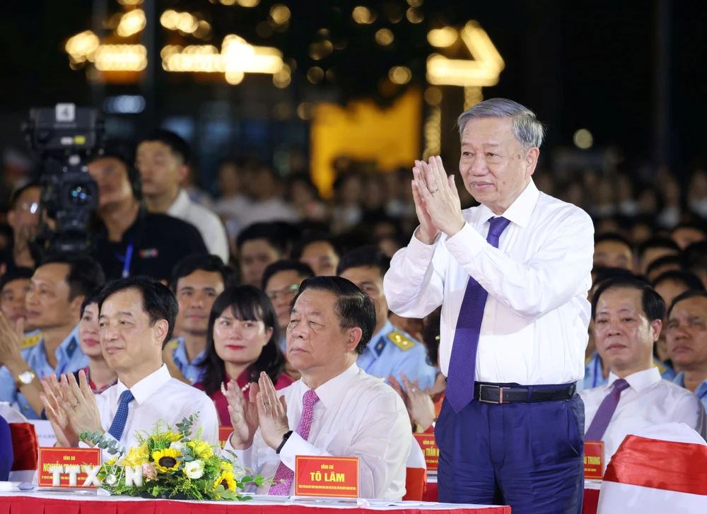 Tổng Bí thư, Chủ tịch nước dự chương trình nghệ thuật "Lời Người để lại"