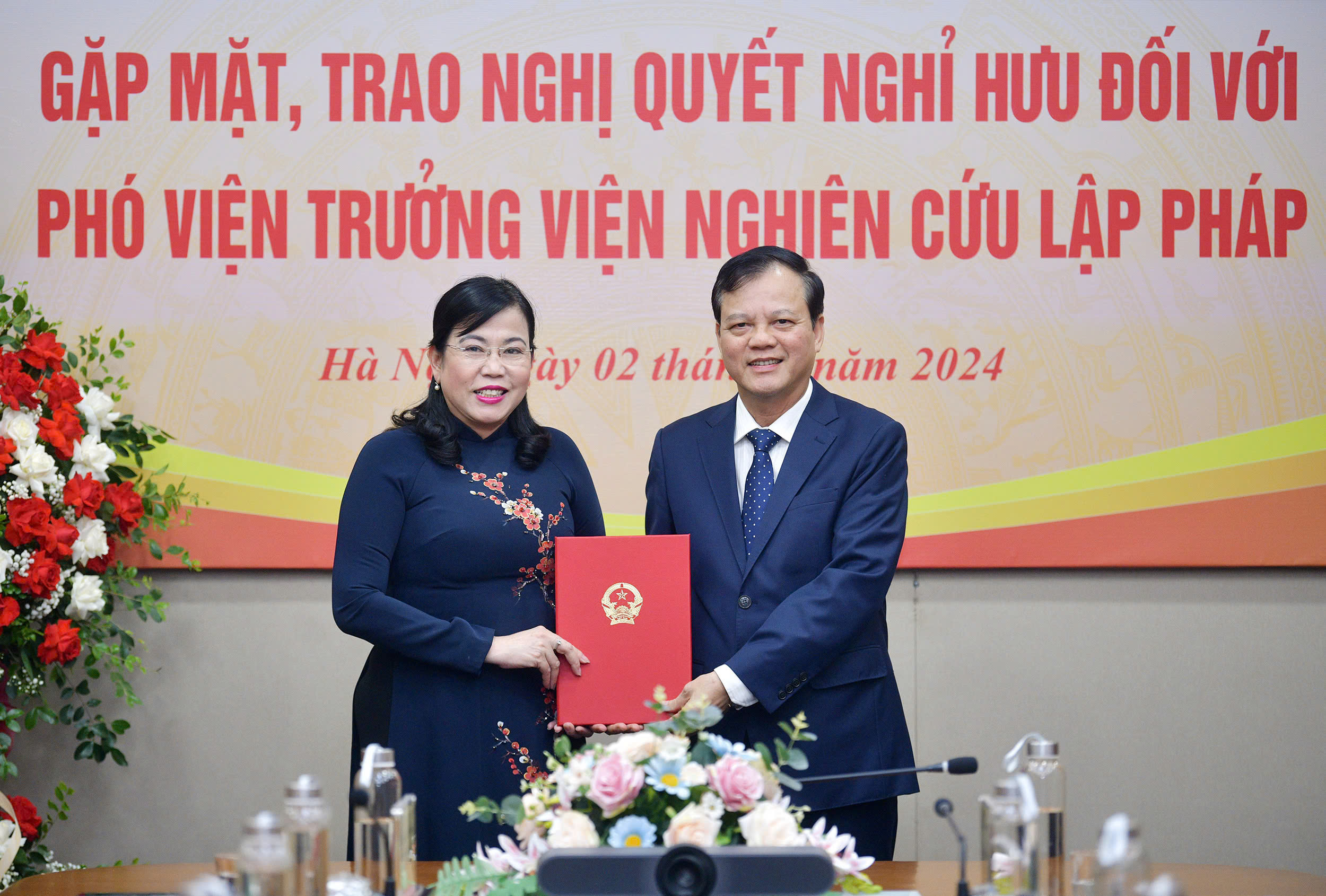 Trưởng Ban Công tác đại biểu Nguyễn Thanh Hải trao nghị quyết nghỉ hưu đối với Phó Viện trưởng Viện Nghiên cứu lập pháp Lê Hải Đường