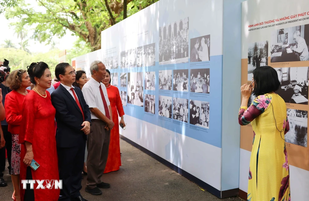 Đại biểu tham quan triển lãm “55 năm ngày Bác đi xa, 55 năm bảo tồn và phát huy giá trị Khu Di tích Chủ tịch Hồ Chí Minh tại Phủ Chủ tịch (1969-2024).” (Ảnh: Thanh Tùng/TTXVN)