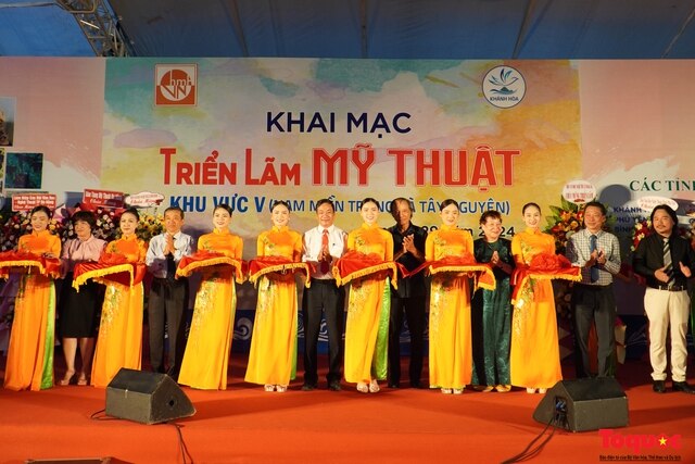 Trưng bày 183 tác phẩm tại triển lãm Mỹ thuật khu vực V lần thứ 29 - Ảnh 1.