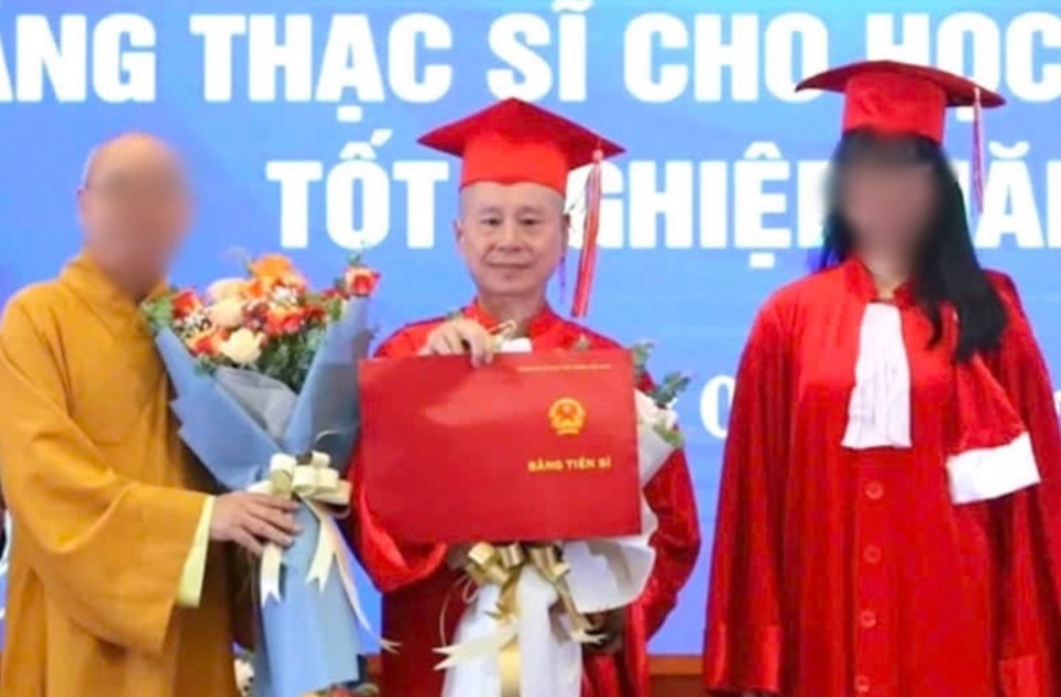 Ông Thích Chân Quang (giữa) nhận bằng tiến sĩ của Trường ĐH Luật Hà Nội (Ảnh tư liệu).