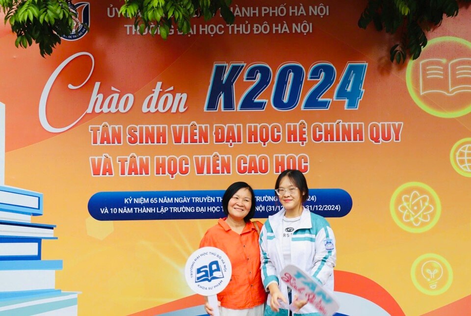 Tân sinh viên Trường Đại học Thủ đô Hà Nội cùng người thân háo hức trong ngày nhập học.