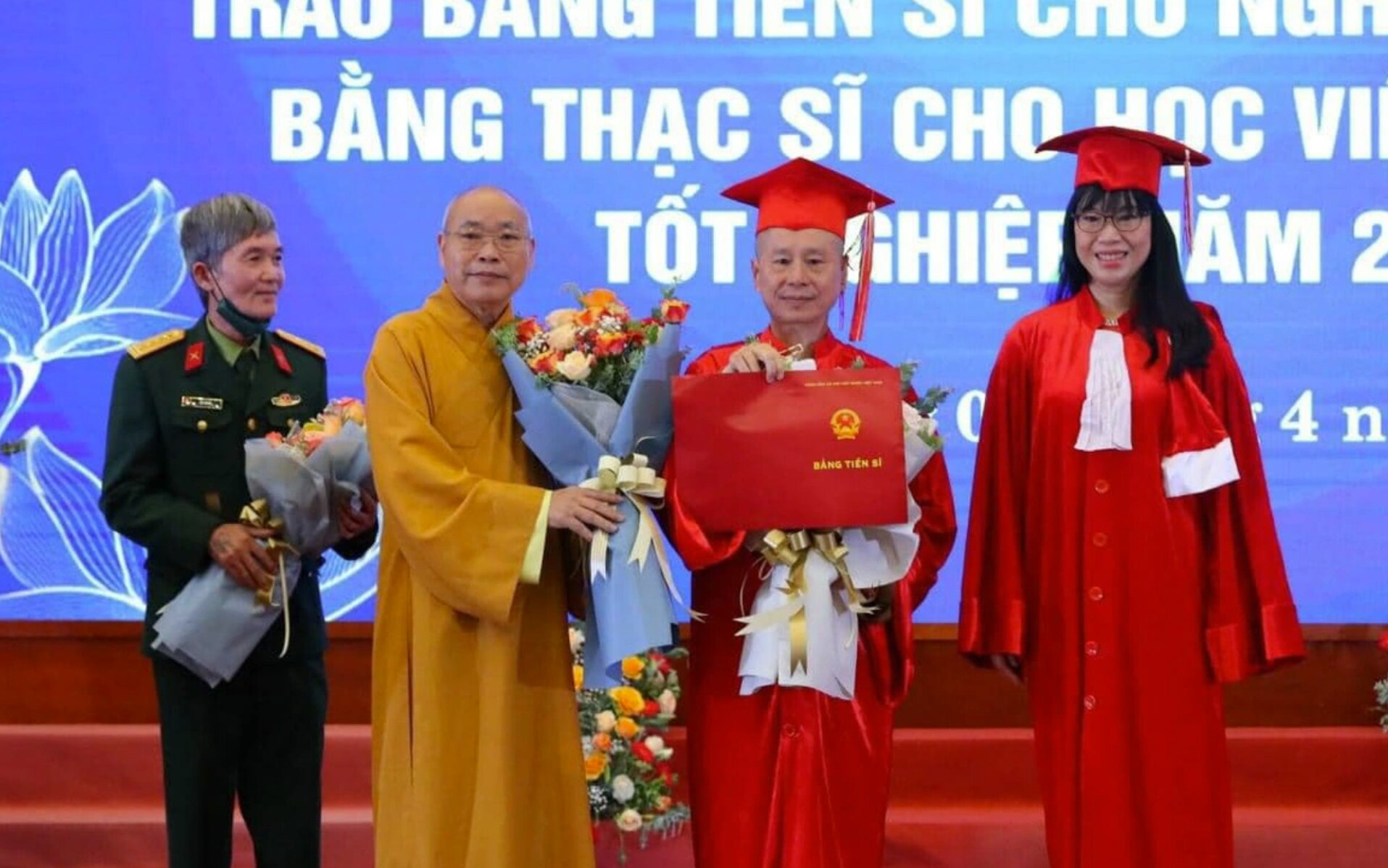 Thượng tọa Thích Chân Quang (thứ 2 từ phải sang) nhận bằng tiến sĩ luật vào tháng 4-2022 - Ảnh: Cổng TTĐT Giáo hội Phật giáo Việt Nam