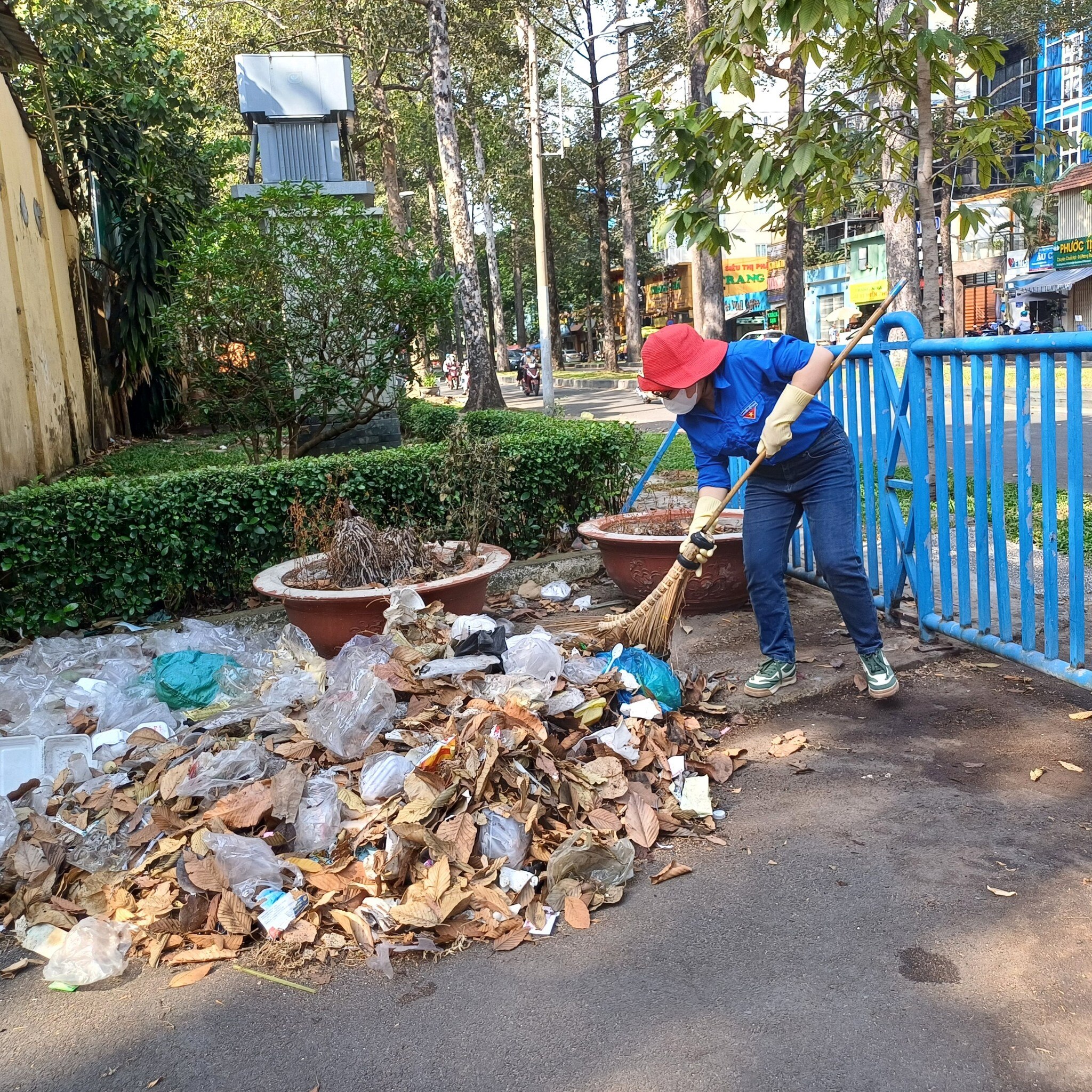 Dọn rác cổng sau trường