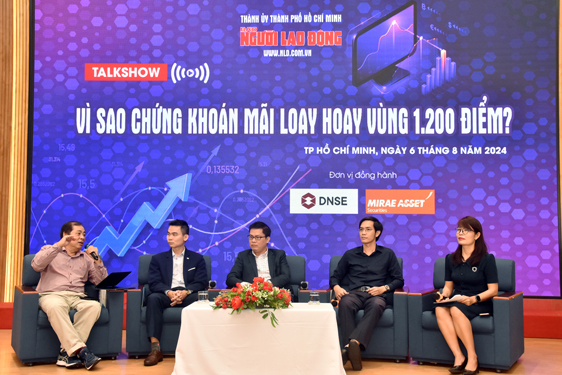 Các diễn giả, khách mới tham dự talkshow của Báo Người Lao Động ngày 6-8 Ảnh: TẤN THẠNH