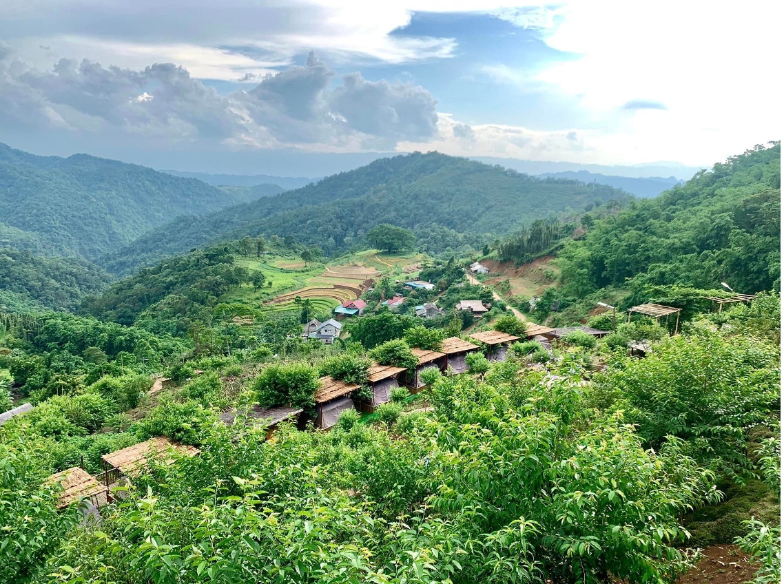 ve xom mung hoa minh trong buc tranh thanh binh da sac mau hinh 1