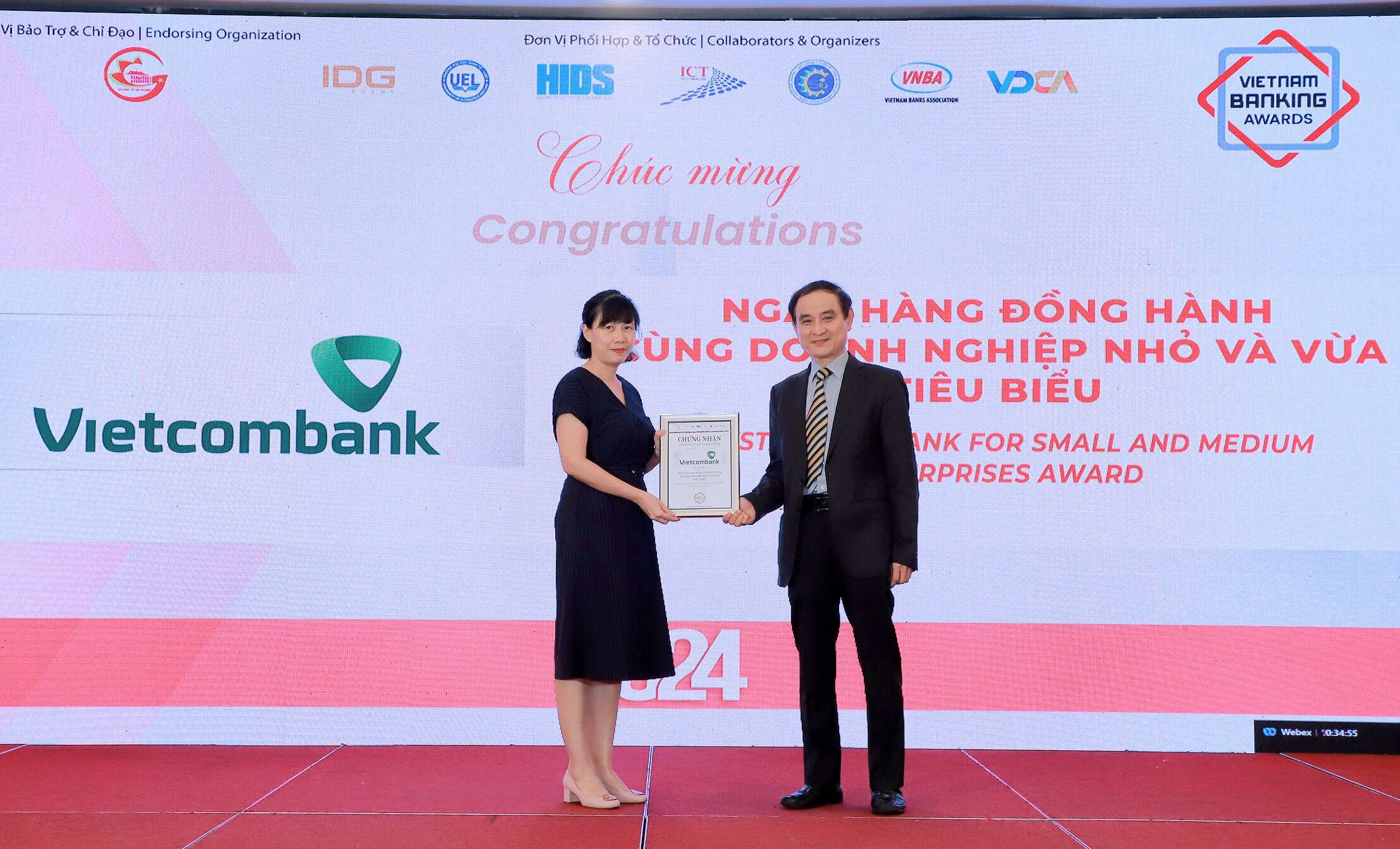 Vietcombank nhận cú đúp giải thưởng tại Diễn đàn Ngân hàng Bán lẻ Việt Nam 2024- Ảnh 1.