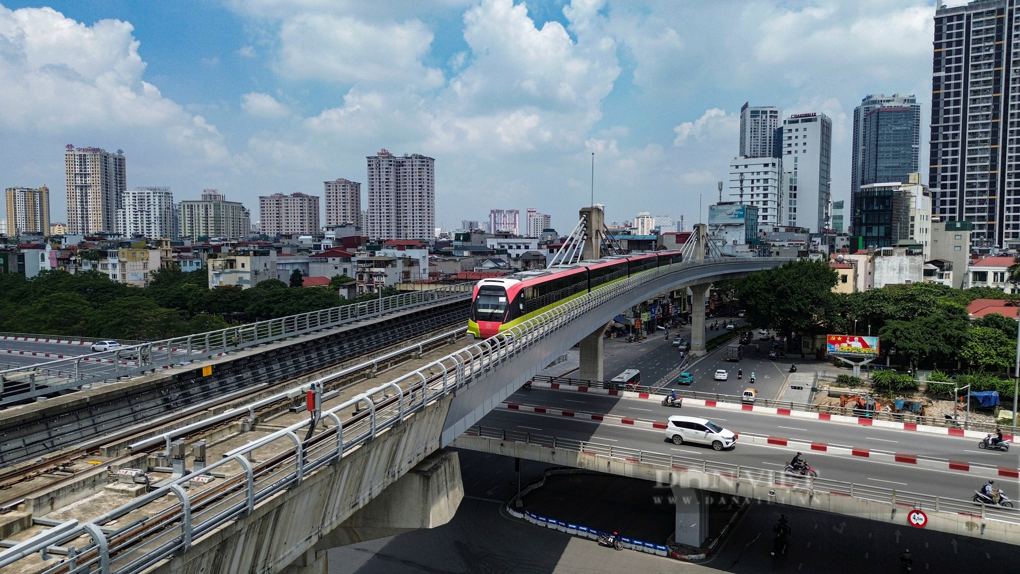 Người dân xếp hàng từ 6h sáng trong ngày đầu trải nghiệm Metro Nhổn-Ga Hà Nội - Ảnh 1.