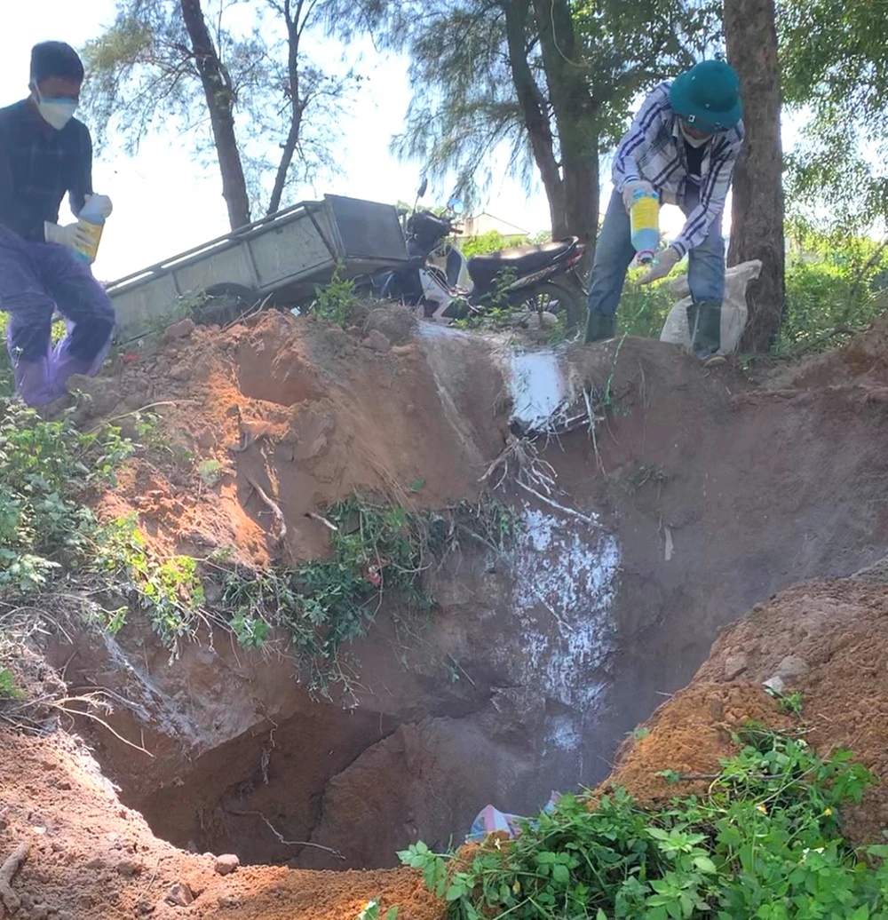 Xử lý tiêu hủy số heo mắc bệnh tại thôn Yên Nam xã Xuân Yên huyện Nghi Xuân tỉnh Hà Tĩnh.jpg