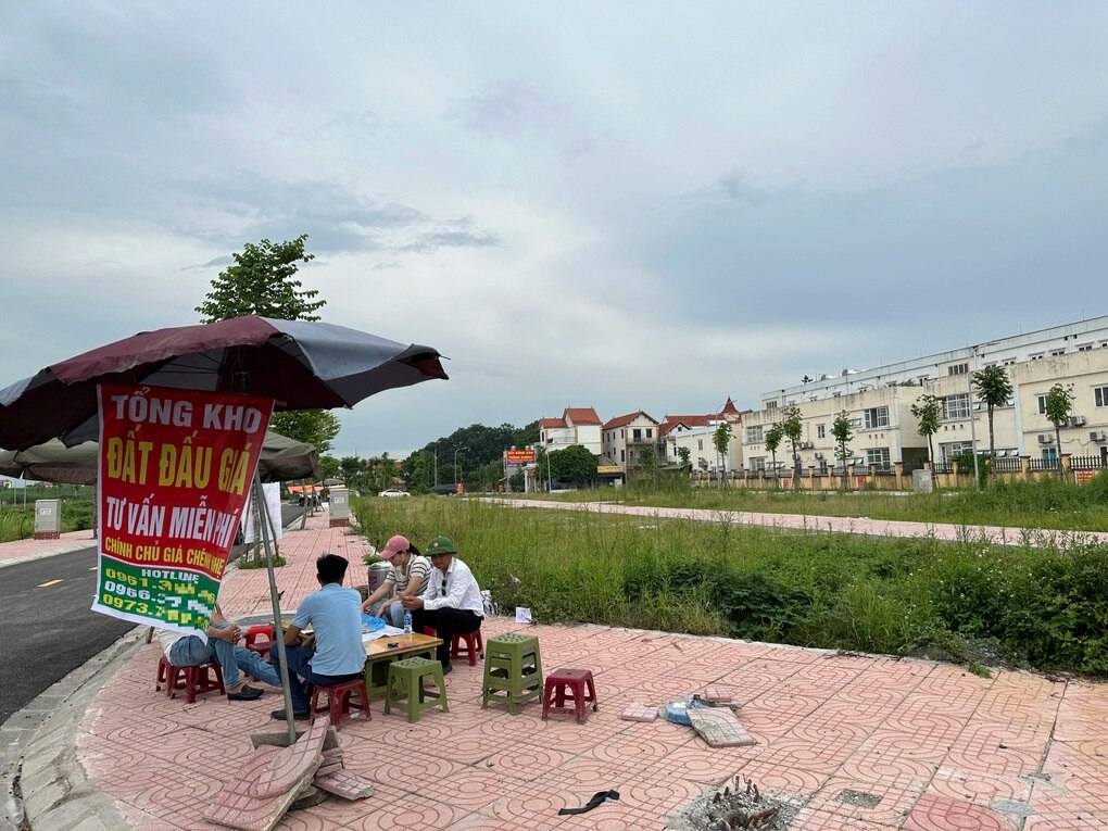 Xuyên đêm đấu giá đất huyện Hoài Đức: Rao bán chênh luôn 800 triệu đồng - 1