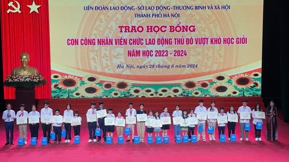 LĐLĐ TP đã trao học bổng cho 200 học sinh là con CVNCLĐ đạt thành tích cao trong học tập, vượt khó học giỏi - Ảnh: Vân Hà