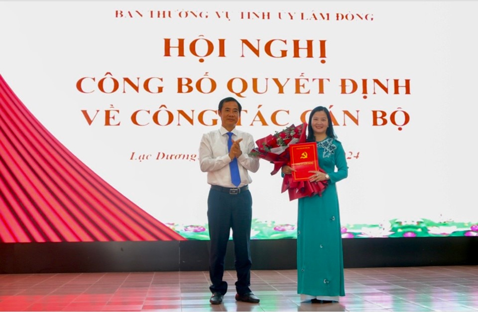 Đồng chí Nguyễn Thái Học – Quyền Bí thư Tỉnh ủy Lâm Đồng trao hoa chúc mừng tân Bí thư Huyện ủy Lạc Dương.