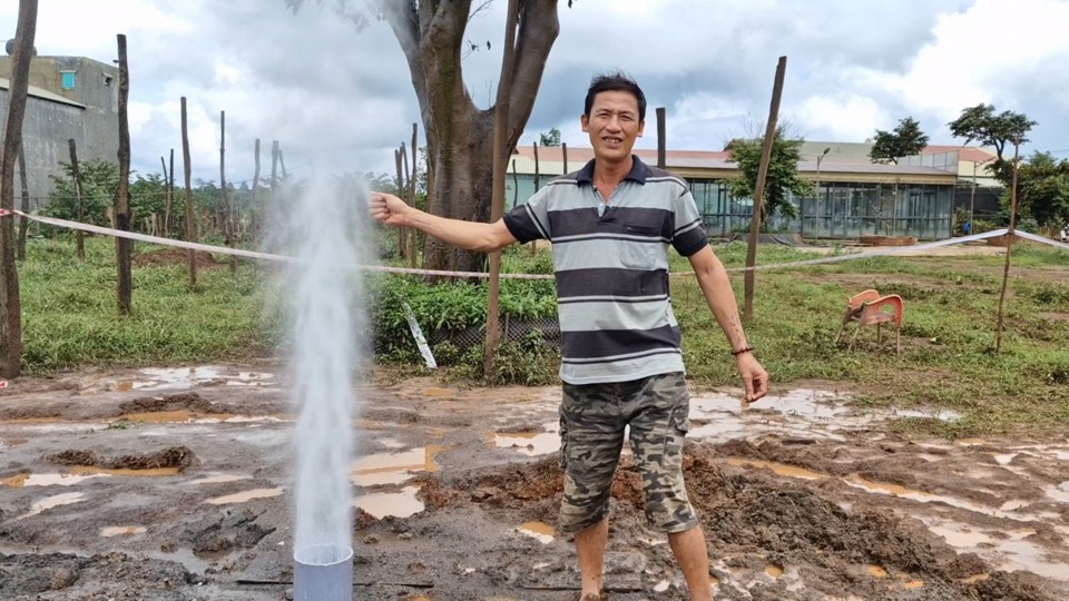 Giếng khoan của gia đình ông Đàm Xuân Hoà thôn Klă, xã Ia Kly, huyện Chư Prông, tỉnh Gia Lai  thổi khí kèm bụi nước, cát, sỏi nhỏ lên cao hơn 30m.