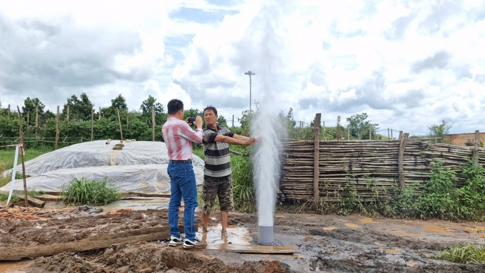 Khí kèm bụi nước phun lên được người dân kiểm tra không có mùi lạ, nhiệt độ bình thường.