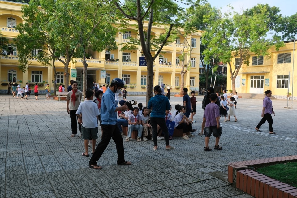 Sau thời gian nghỉ hè, học sinh tại tỉnh Vĩnh Phúc đã quay lại trường học để được phổ biến nội quy, quy chế trước khi bước vào năm học mới. Ảnh: Sỹ Hào. 