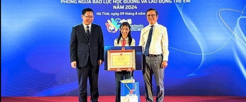 Học sinh Hoàng Thị Quỳnh Hương nhận giải thưởng từ Ban tổ chức cuộc thi.