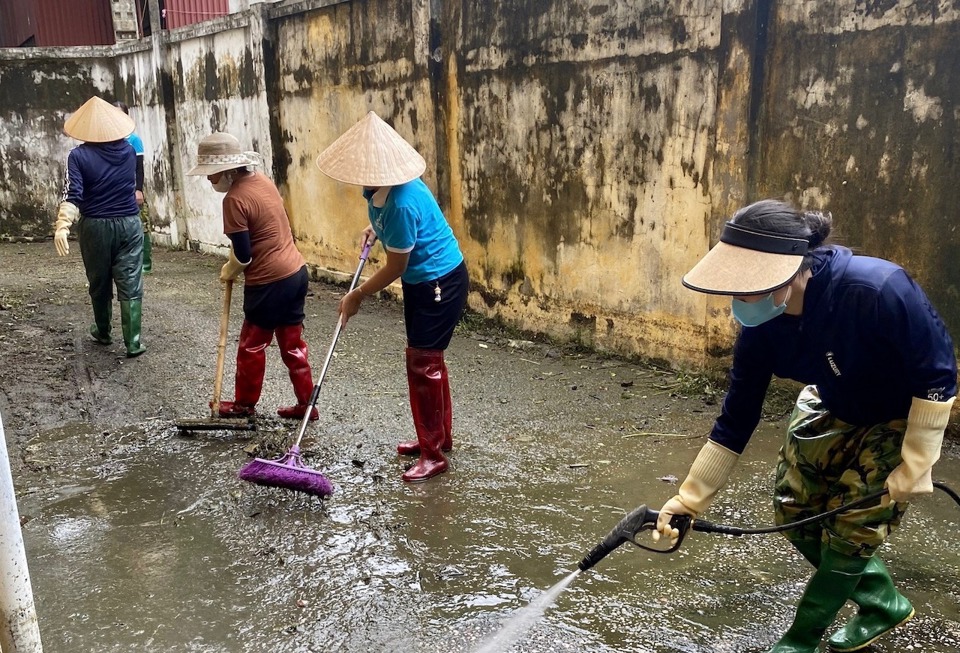 Người dân huyện Chương Mỹ trở về nhà, tập trung khắc phục hậu quả sau thiên tai.