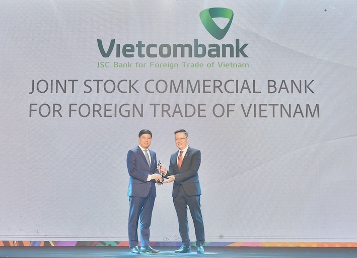 Ông Hồng Quang - Thành viên HĐQT kiêm Giám đốc Khối Nhân sự đại diện Vietcombank nhận cúp vàng “Harmonia” từ BTC. 