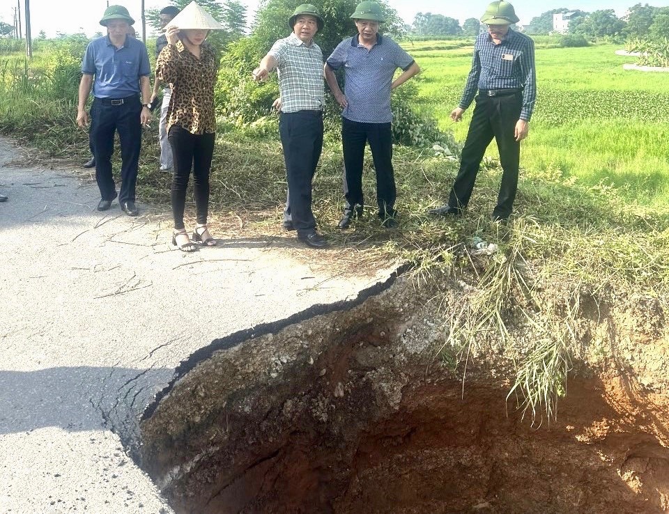 Hiện trường sự cố sập cống trên đê hữu Cầu đoạn qua huyện Sóc Sơn.