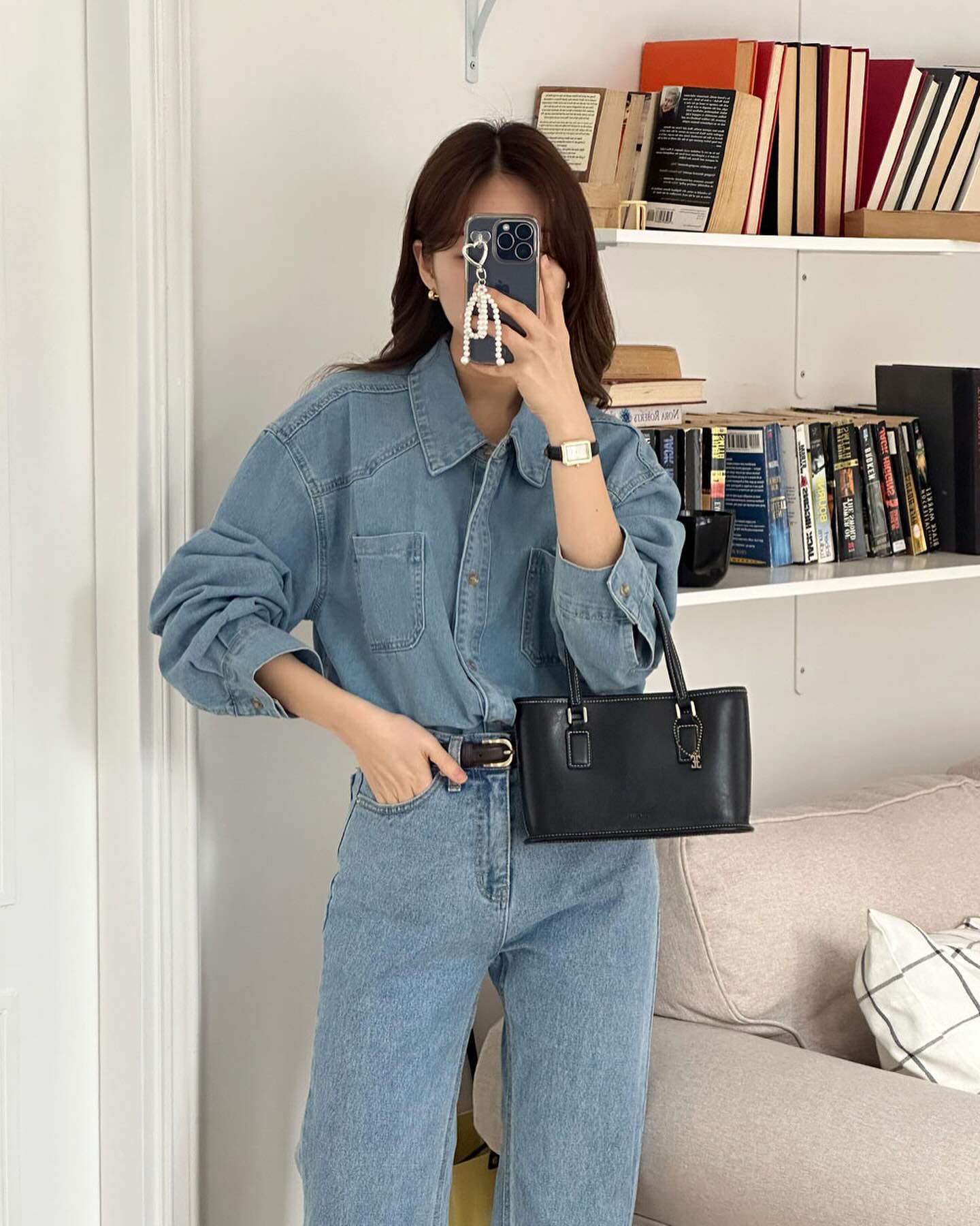 10 cách mặc trang phục denim vừa trẻ trung vừa thanh lịch tới công sở- Ảnh 1.