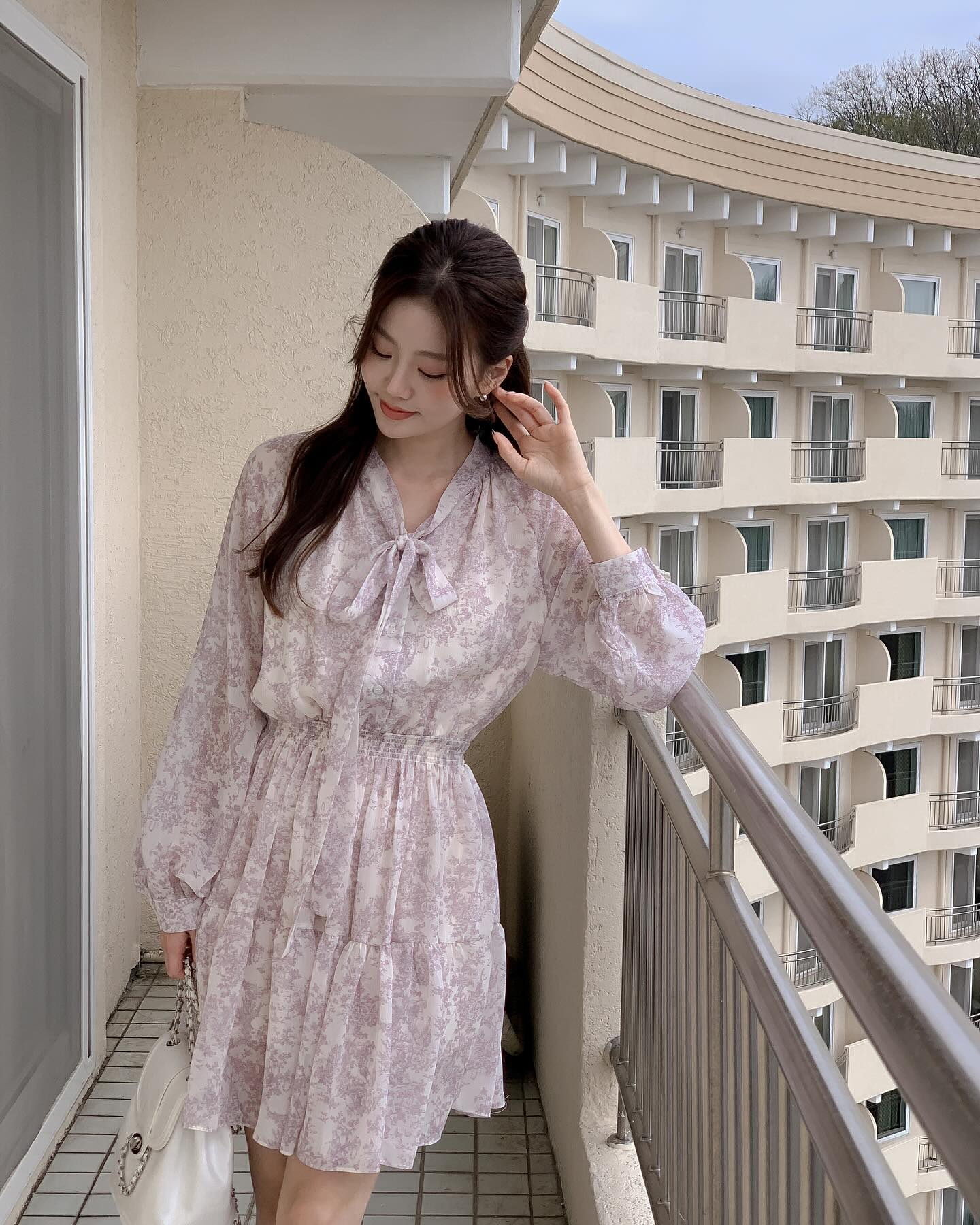 10 φωτογενείς ιδέες για ντύσιμο που θα βοηθήσουν τις γυναίκες να παραμείνουν κομψές καθ' όλη τη διάρκεια των διακοπών - Φωτογραφία 2. 10 công thức diện đồ ăn ảnh, giúp chị em sành điệu suốt kỳ nghỉ lễ- Ảnh 2.