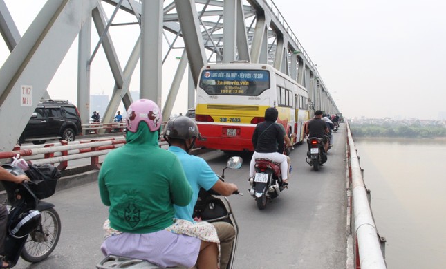 10 tuyến buýt Hà Nội phải 'nắn' hành trình do đóng cầu, đường ngập sâu ảnh 1