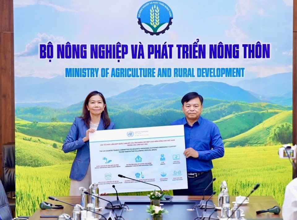 Thứ trưởng Bộ NN&PTNT Nguyễn Hoàng Hiệp tiếp nhận hỗ trợ từ các tổ chức quốc tế.