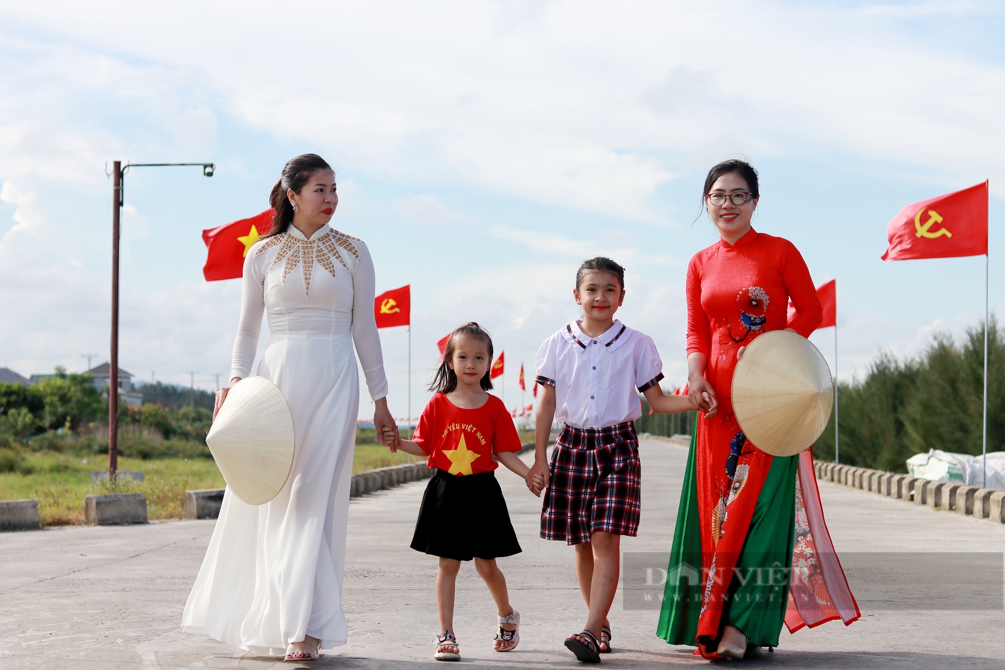 Người dân hào hứng check in tại “đường cờ Tổ Quốc