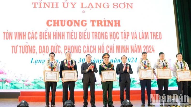 Lạng Sơn tôn vinh các điển hình trong học tập và làm theo tư tưởng, đạo đức, phong cách Hồ Chí Minh ảnh 5