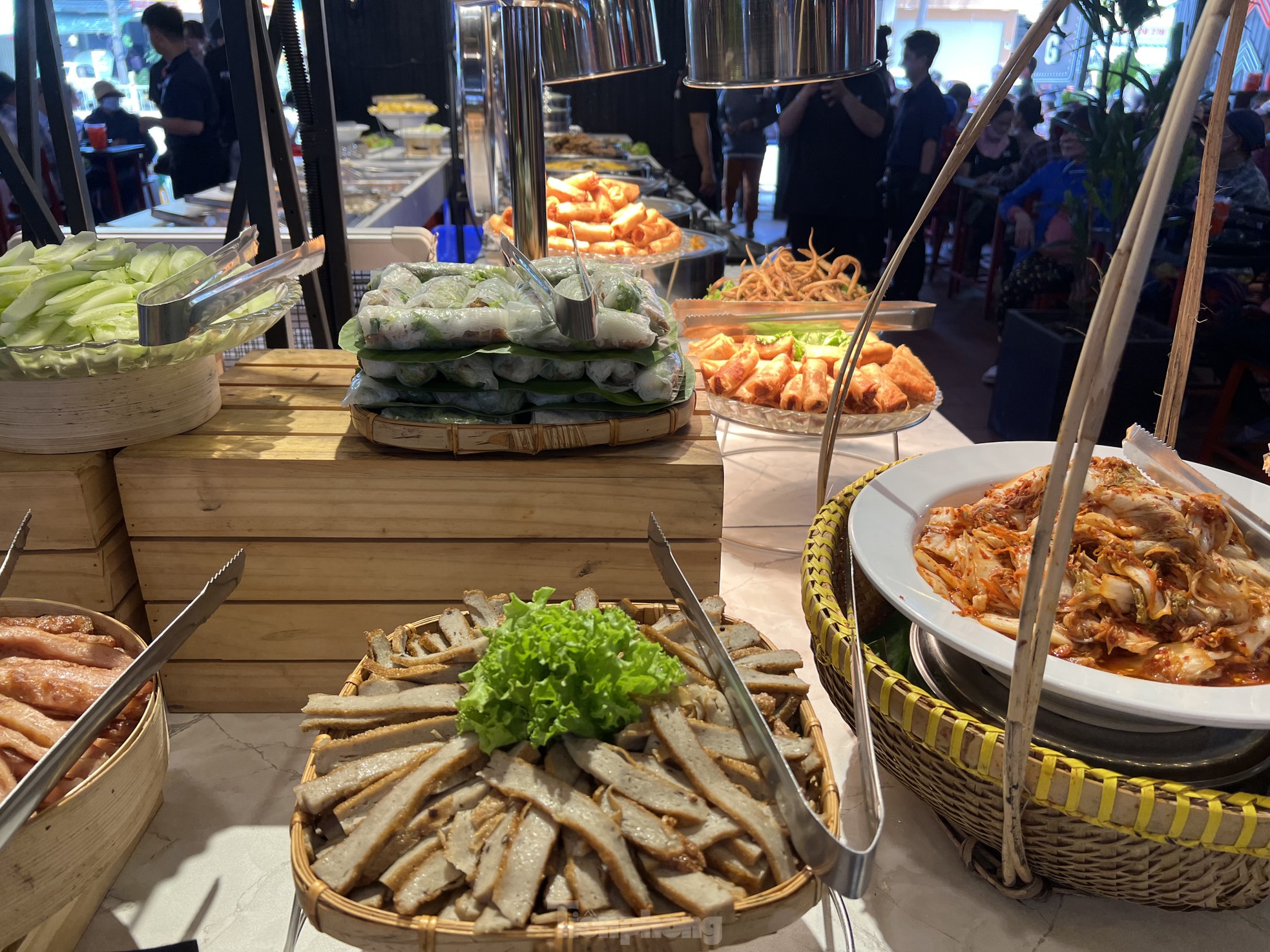 Xúc động tiệc buffet 1.000 đồng ở TPHCM ảnh 3