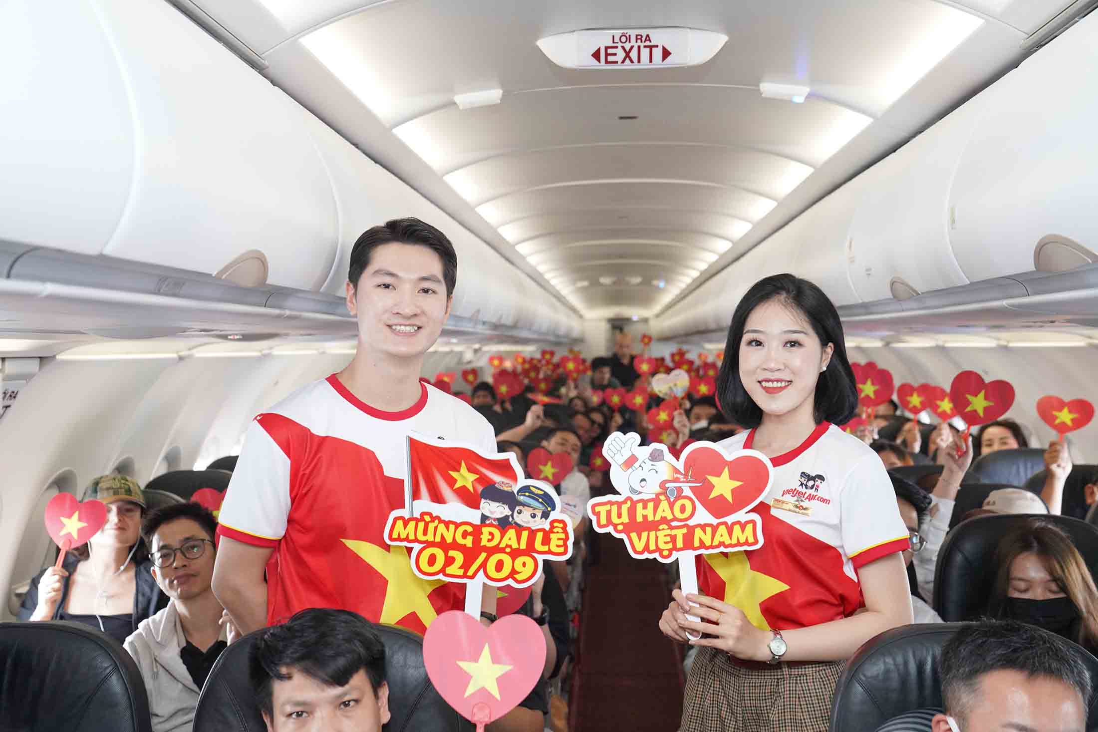 вьетнамка сиськи Яркий красный флаг с желтой звездой на рейсе Vietjet в Национальный день -  Vietnam.vn