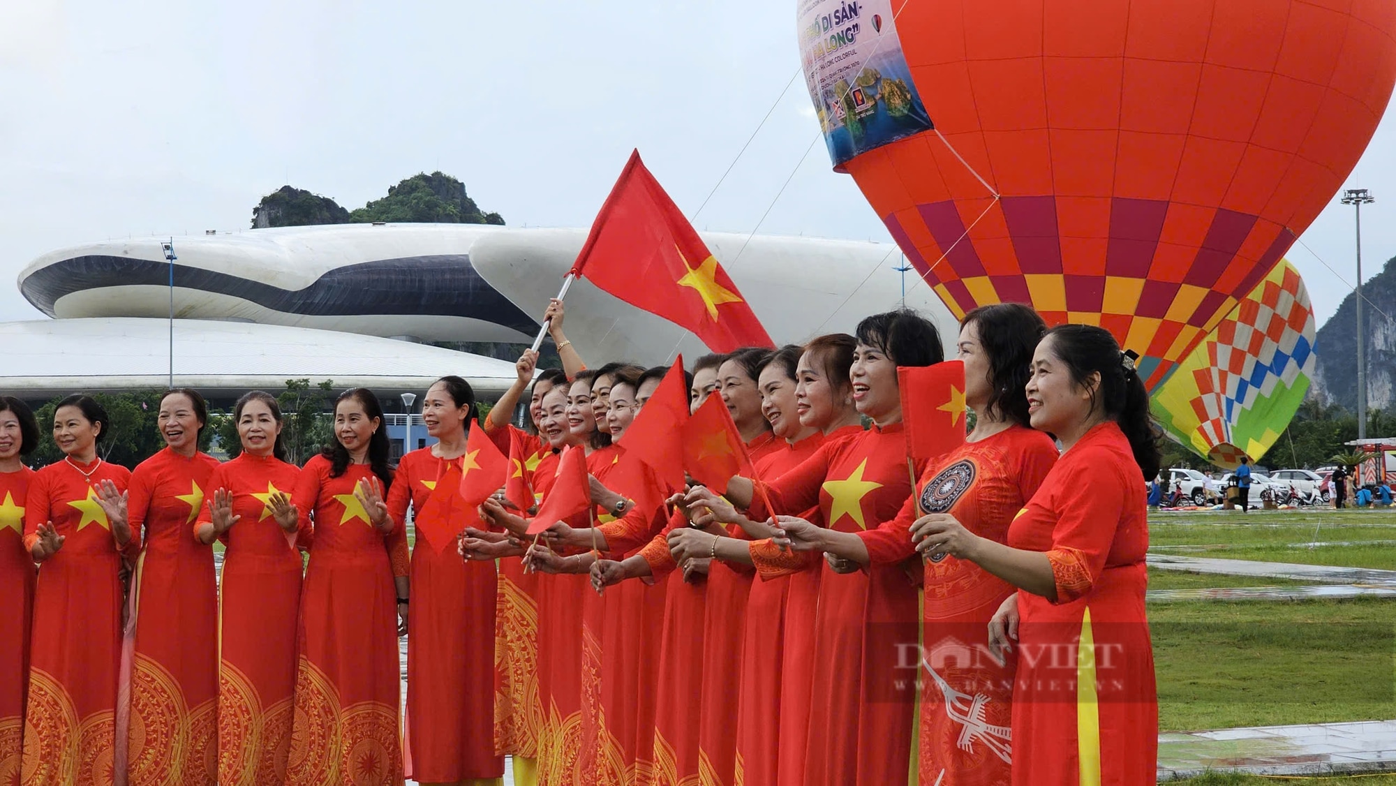 Quảng Ninh: Xúc động khoảnh khắc khinh khí cầu kéo cờ Tổ quốc bay cao - Ảnh 2.