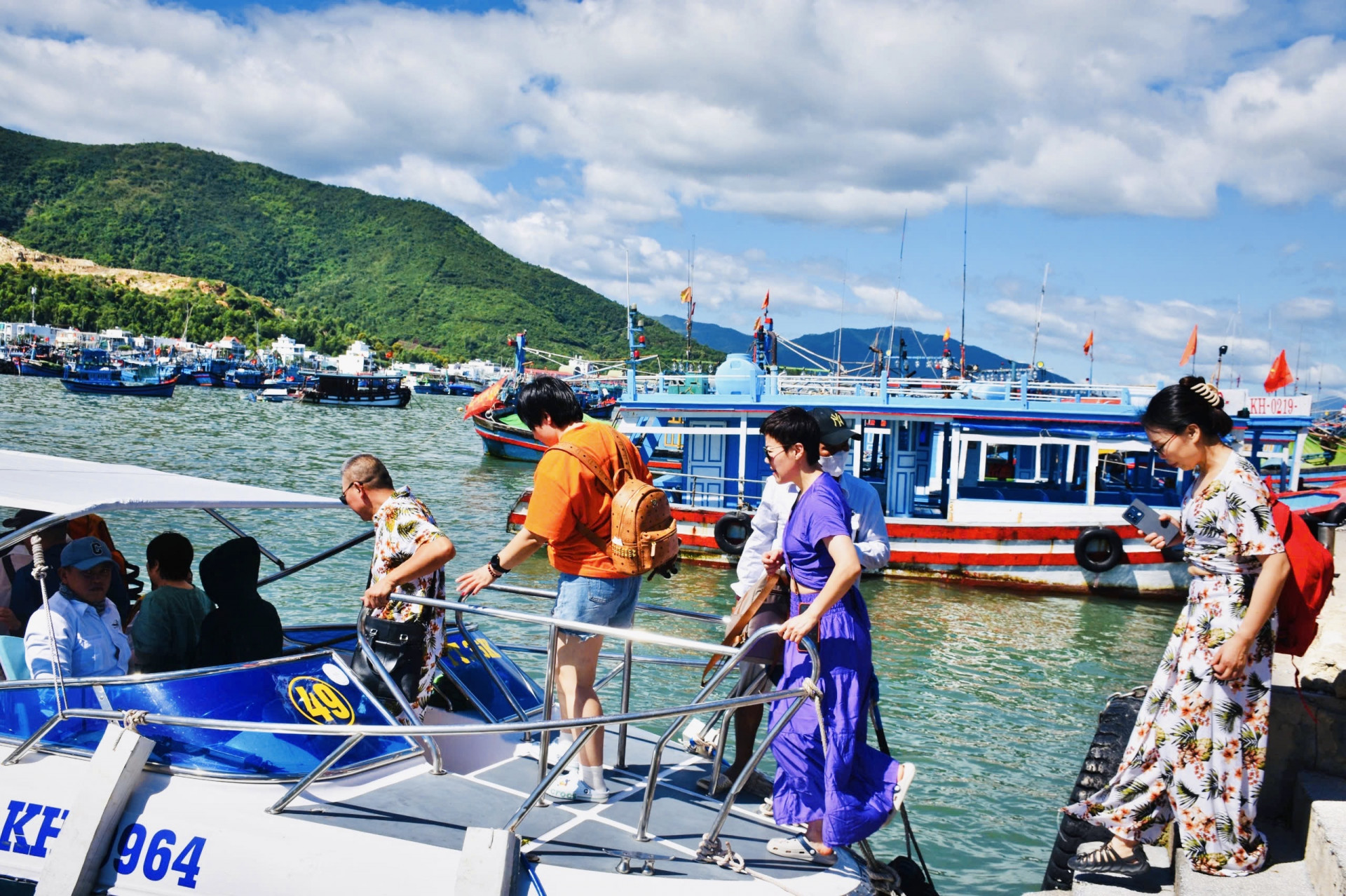 Nha Trang đông nghẹt du khách, ô tô xếp hàng dài trong ngày nghỉ lễ 2-9- Ảnh 3.