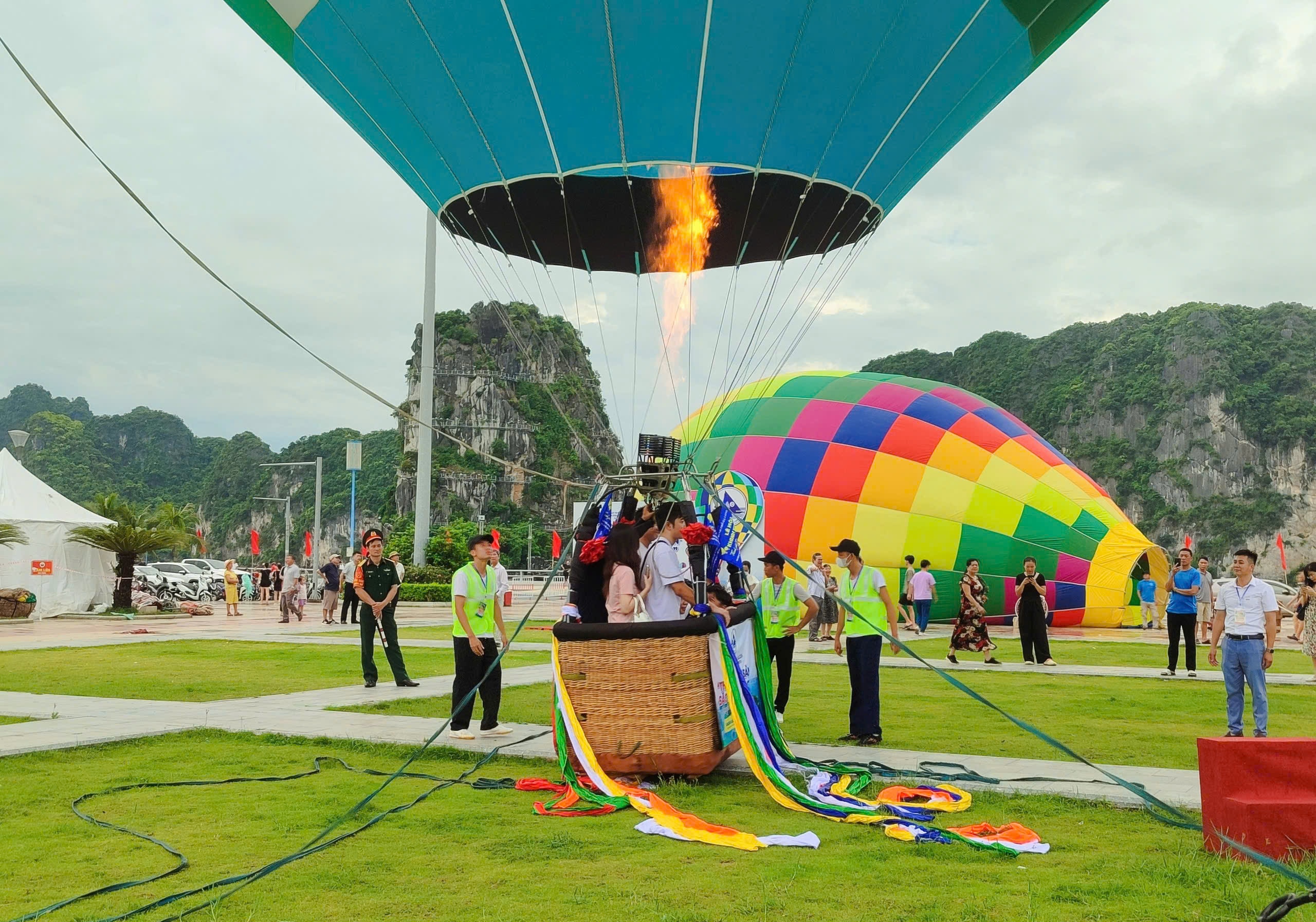 Người dân, du khách háo hức chờ bay khinh khí cầu miễn phí ở TP Hạ Long- Ảnh 4.