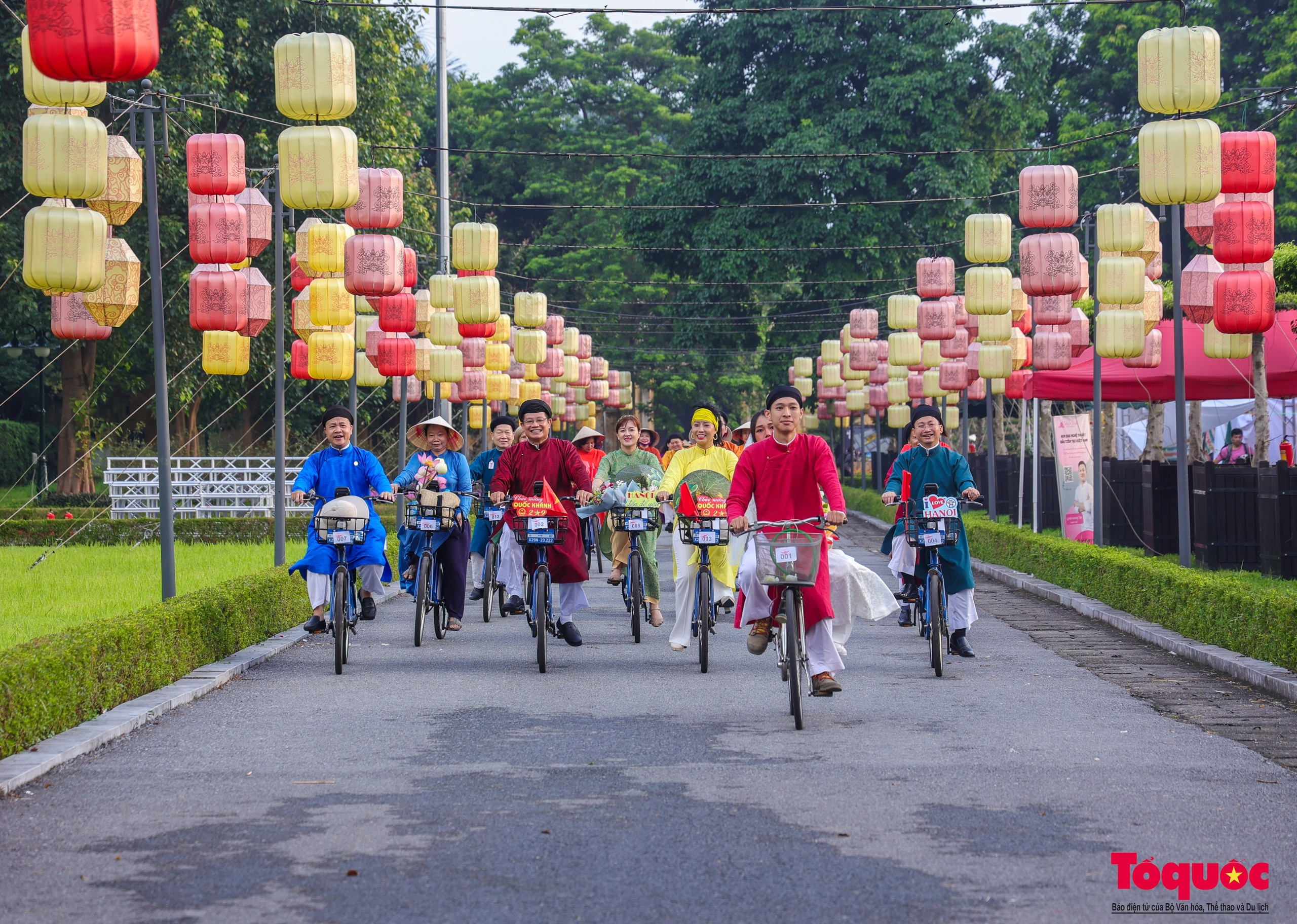 Diễu hành xe đạp, cùng áo dài kết nối các di sản tại Hà Nội - Ảnh 2.